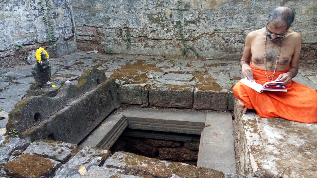 Madhwacharyaru Sarva Moola Grantha Galannu Tamra Phalaka Galalli Bhoosthapane Maadida Jaaga Kadatila Alliye Parayana Maduttiruva Sri Vishwapriya Teertharu Adamaru Matha 2017jan02.Jpg