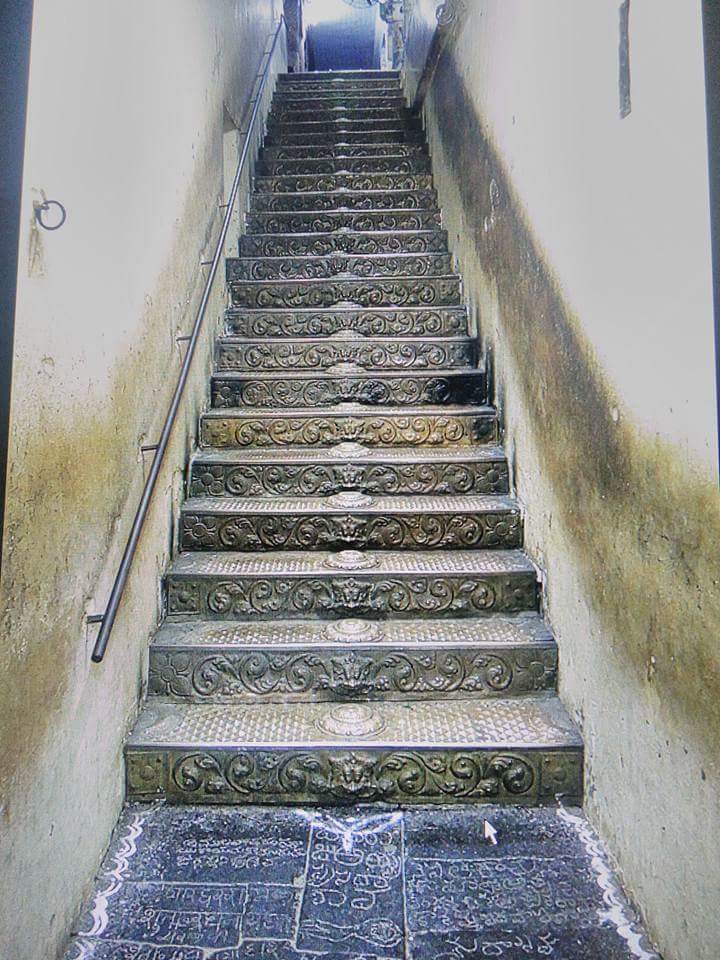 Varadaraja Swamy Kanchi 24 Steps 2017jan04.Jpg